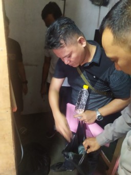 Polsek Cirebon Selatan Timur Gelar Ops Pekat, Puluhan Botol Miras Diamankan