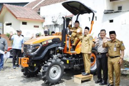 Bupati Warsubi Serahkan Bantuan Alsintan, Jombang Makin Mantab Sebagai Lumbung Pangan Nasional