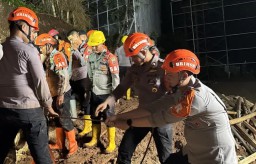 Gerak Cepat Brimob Polda Jabar Evakuasi Enam Korban Longsor di Cisempur Sumedang