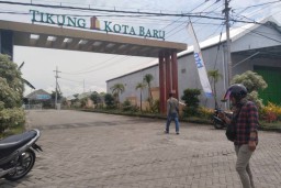 Puluhan Warga Tak Dikenal Mendatangi Kantor Pemasaran Perumahan Tikung Kota Baru (TKB)