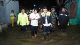 Kapolres Cirebon Kota Tinjau Langsung Penanganan Banjir di Perumahan Green Pamengkang