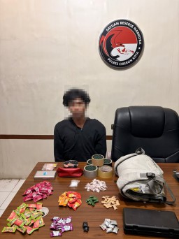 Ransel Putih di Tengah Kota, Ratusan Paket Sabu Terungkap Polisi