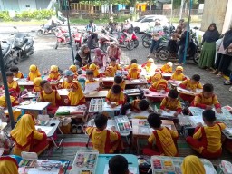 Tanamkan Kreativitas Sejak Dini, TK Pertiwi Bumirejo Ajak Siswa Menggambar di Ruang Publik