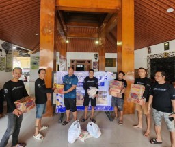 Gotong Royong di Tengah Bencana, Komunitas 2Stroke Pati Raya Ringankan Beban Korban Banjir