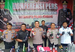 Polres Jombang Ungkap Peredaran Miras di Jogoroto, Warga AF Jadi Tersangka Tipiring
