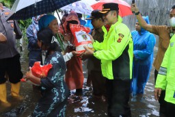 Kapolres Indramayu Tinjau Lokasi Banjir, Salurkan Bansos Dari Kapolda Jabar