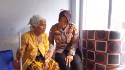 Polres Lumajang Salurkan Bantuan untuk Lansia Sebatangkara