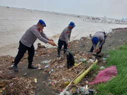 Bukan Sekadar Patroli, Polisi Turun Tangan Bersihkan Pantai Jongor