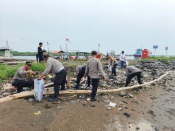 Pantai Kejawanan Dibersihkan Serentak, Polisi Ajak Masyarakat Rawat Wajah Wisata Kota