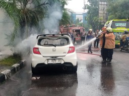 Detik-Detik Mobil Terbakar di Jalan Diponegoro, Respons Cepat Polisi dan Warga Cegah Dampak Lebih Luas