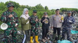 Jumat Bersih Forkopimda di Pesisir Kesenden, Kapolres Cirebon Kota Jadi Motor Penggerak Aksi Bersama