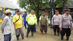 Di Tengah Genangan yang Belum Surut, Bantuan Polres Cirebon Kota Jadi Penopang Harapan Warga Gunungjati