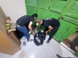 Razia Tengah Malam Ungkap Puluhan Botol Miras Oplosan di Kota Cirebon