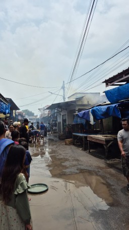 Polisi, Damkar, dan Warga Bersinergi Padamkan Kebakaran Ruko di Karangkendal