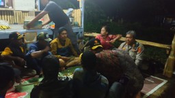 Ngariung Bareng Warga, Kapolsek Talun Wujudkan Polisi Dekat dan Bersahabat Saat Patroli Malam Minggu