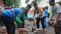 Kapolres Cirebon Kota Lakukan Peletakan Batu Pertama Tempat Cuci Motor Gratis untuk Ojol Kamtibmas