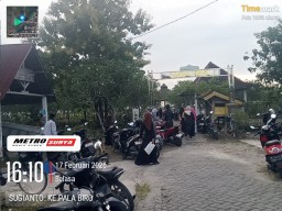 Menjelang Datangnya Bulan Suci Ramadhan Sejumlah Warga Dusun Nawong Memadati Area Makam Untuk Ziarah