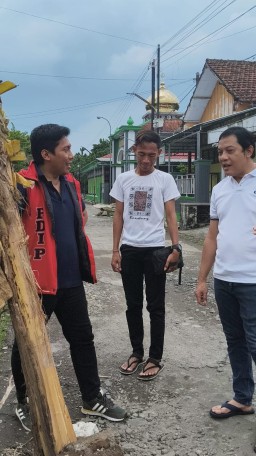 Anggota DPRD Jombang Tinjau Langsung Jalan Rusak yang Ditanami Pohon Pisang oleh Warga