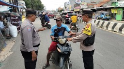 Polsek Kapetakan Tertibkan Pengendara Motor Lawan Arus di Depan Pasar Celancang