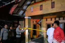Respons Cepat Polsek Mundu Tangani Kebakaran Rumah di Bandengan