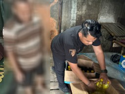 Polsek Cirebon Selatan Timur Intensifkan Operasi Pekat, Amankan Puluhan Botol Miras di Bulan Ramadhan