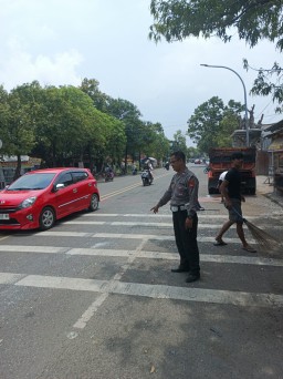 Respon Cepat Satlantas Polres Cirebon Kota Tangani Kecelakaan Dua Truk di Jalan Diponegoro