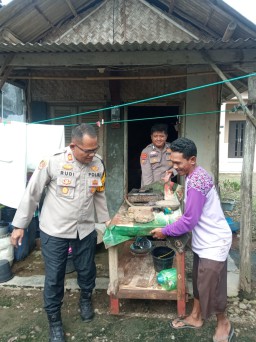 Wujud Kepedulian Polri, Polres Cirebon Kota Bedah Rumah Ibu Ratmi di Pegagan Kidul