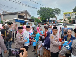 500 Takjil Dibagikan, Polres Cirebon Kota Tebar Kepedulian di Bulan Ramadhan