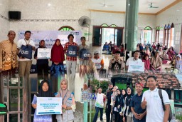 Menjangkau Pinggiran, YBM PLN UIP JBTB Tempuh Satu Jam Perahu Salurkan Sembako ke Kepetingan