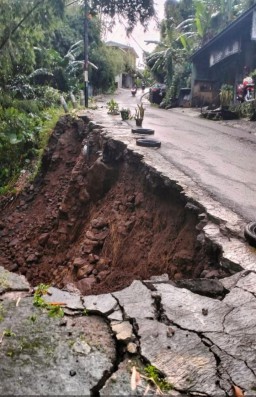 Plengsengan Ambrol; Warga Pengguna Jalan Lintas Pecalukan di Himbau Waspada