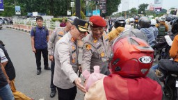 Pemudik Dapat Vitamin dan Jas Hujan Gratis, Dir Narkoba Polda Jabar Turun Langsung di Cirebon Kota