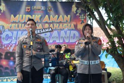 Istirahat di Rest Area 207 A Makin Nyaman, Ciko Band Hibur Pemudik di Tengah Arus Mudik
