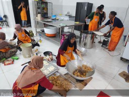 Pemkab Pasuruan Pasok Ribuan Paket Nasi Bungkus Untuk Warga Terdampak Banjir