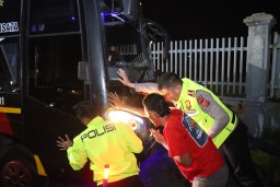 Bus Mogok Tengah Malam, Kapolres Turun Tangan di Jalur Arteri Saat KRYD Pasca Ops Ketupat