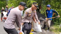 Gotong Royong Polres Lumajang dan Warga Pasang Ratusan Bronjong di Lokasi Longsor