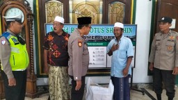 Gelorakan Semangat Berbagi, Polsek Semampir Salurkan Takjil di Masjid Raudhatul Sholihin