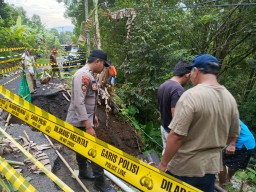 Pasang Police Line Polres Lumajang Tangani Longsor di Tempursari
