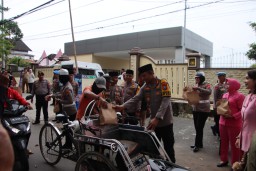Polres Sumenep Polda Jatim menggelar kegiatan berbagi takjil gratis