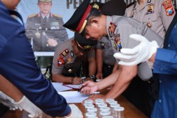 Wujudkan Zero Narkoba Polres Jember Test Urine Mendadak Bagi Para Perwira