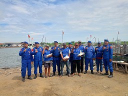 Sat Polairud Berbagi Sembako untuk Nelayan Kejawanan, Sentuhan Nyata di Pesisir Laut Cirebon