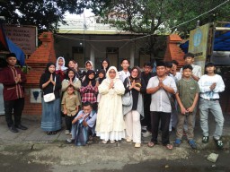 Bulan Ramadhan Berbagi, SMP Harapan Kita Kota Cirebon Jawa Barat Bagi-Bagi Takjil
