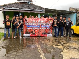 Aksi Sosial Ramadan, LSM HARIMAU Kudus Turun ke Jalan Berbagi Takjil untuk Pengguna Jalan