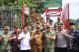 Wakapolda Jabar dan Kapolres Cirebon Kota Hadiri Peresmian Jembatan Merah Putih di Sungai Kriyan