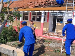 Polres Cirebon Kota Turun Tangan Pulihkan Dampak Puting Beliung di Pesisir Suranenggala, Ratusan Rumah Warga Terdampak