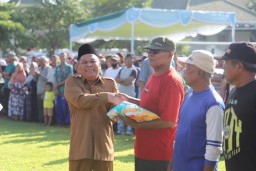 Ringankan Beban Masyarakat, Pemkab Jombang Salurkan 2.495 Bansos PPKS dan PSKS di Lapangan Pemkab Jombang