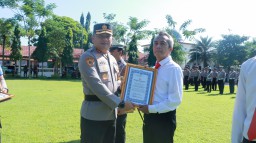 Kapolres Jombang Beri Penghargaan Enam Anggota Berprestasi