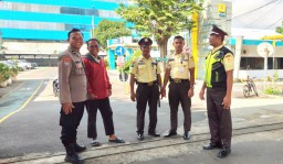 Bhabinkamtibmas Ketintang Apresiasi Kinerja Satpam PLN Selama Libur Lebaran