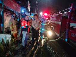 Teriakan Dini Hari Bikin Warga Geger, Respons Cepat Polisi Selamatkan Pemilik Kios dari Kobaran Api
