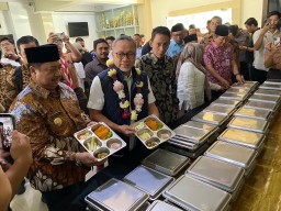 Menko Pangan RI dan Bupati Warsubi Tinjau Program MBG di Jombang