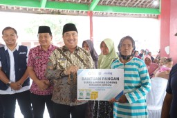 Bupati Jombang Warsubi Luncurkan Penyaluran Bantuan Pangan di Plandaan
